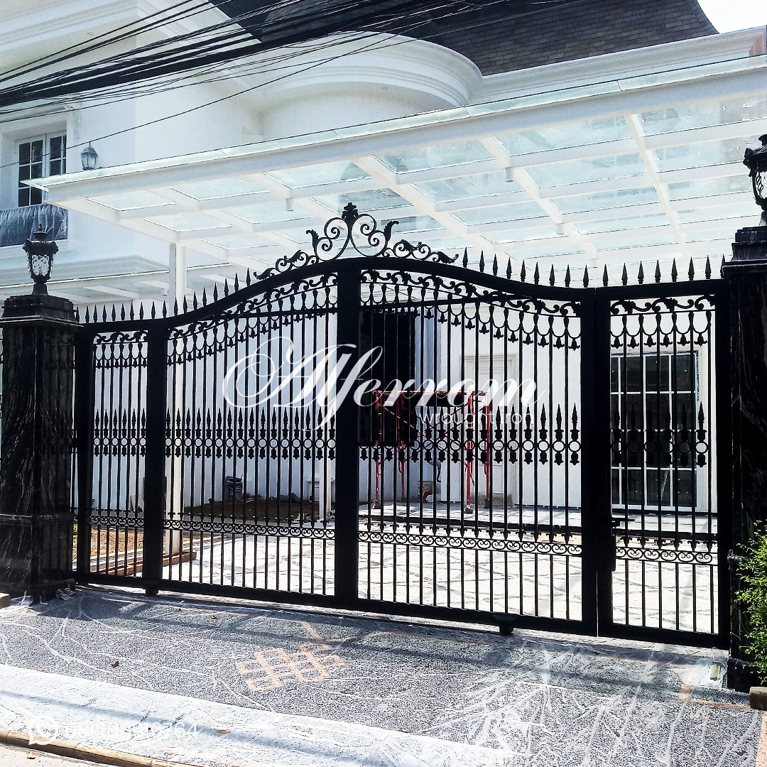 Pintu Gerbang Besi Tempa